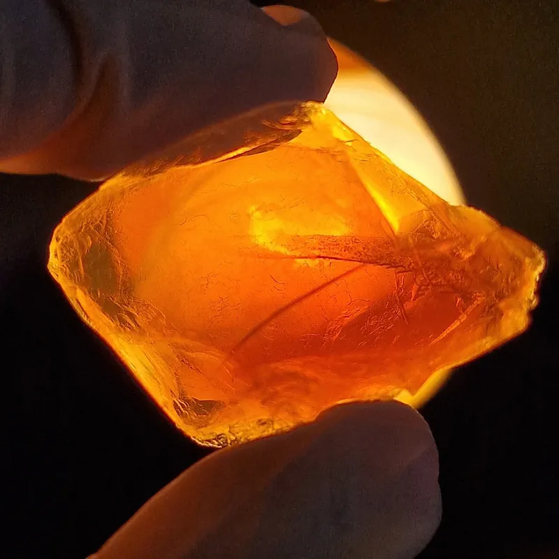 Aérogel de silice à contre-jour devant une lampe, lueur orange