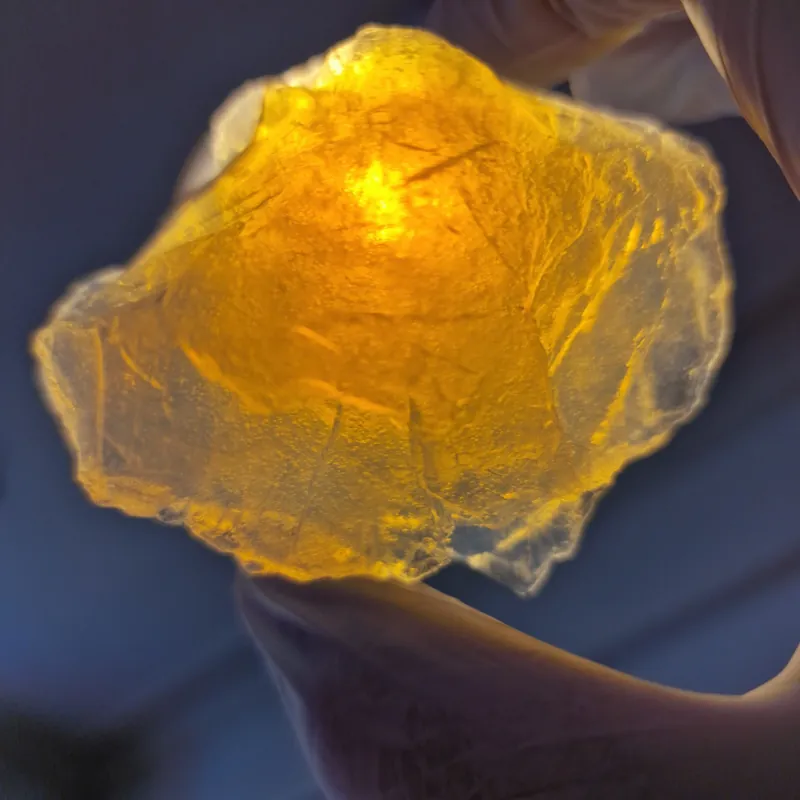 Morceau d’aérogel de silice traversé par la lumière : couleur ambrée par diffusion Rayleigh