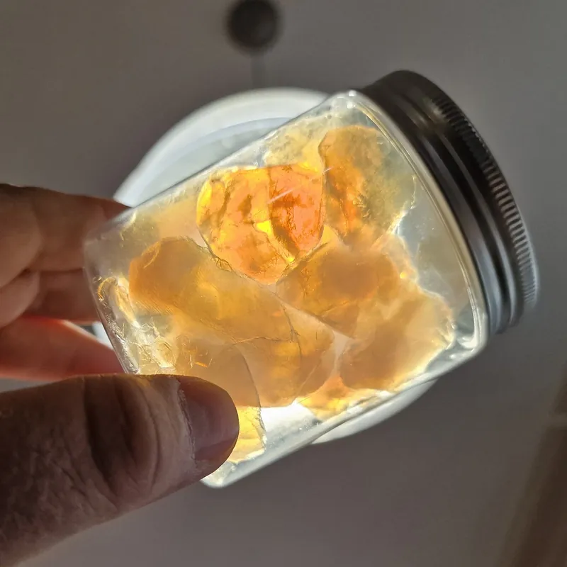 Pot de 250 ml de morceaux d’aérogel de silice illuminé à contre-jour, lueur ambrée