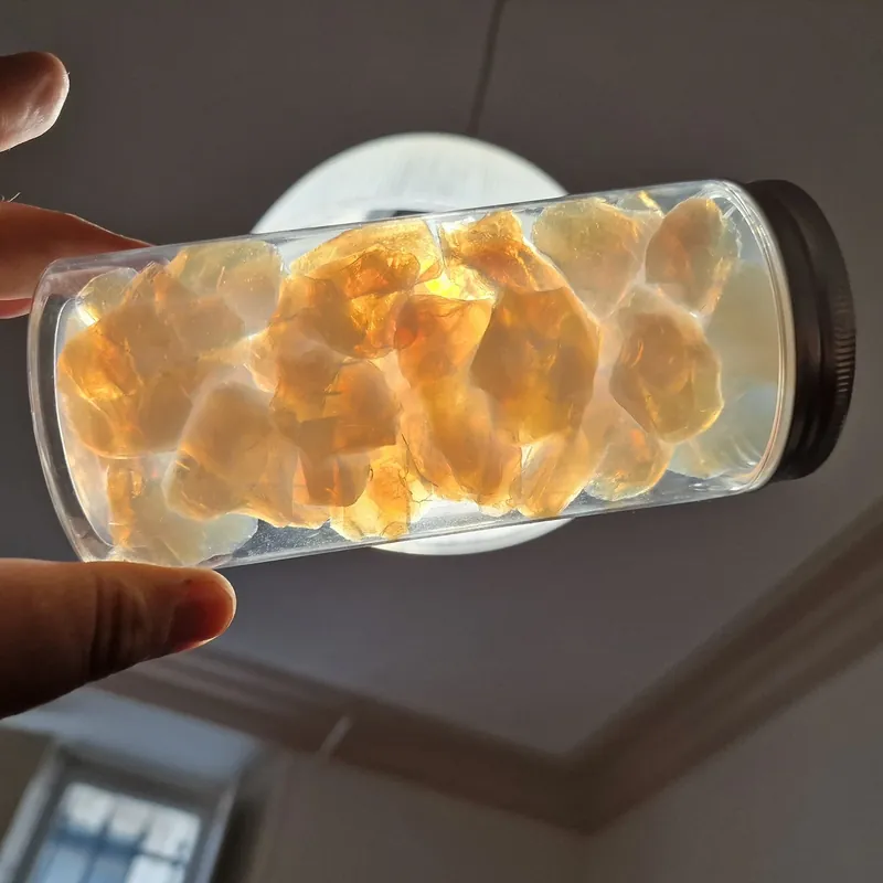 Pot de 500 ml de morceaux d’aérogel de silice illuminé à contre-jour, lueur ambrée