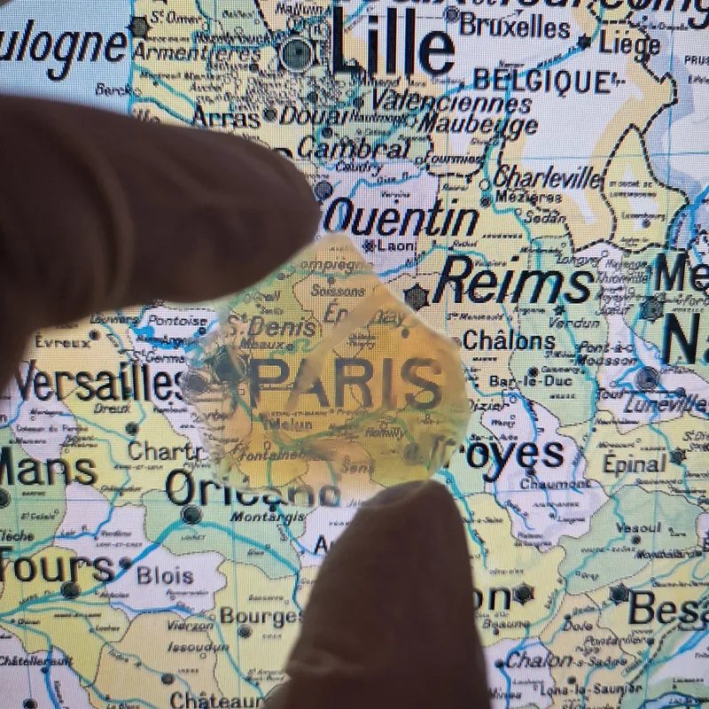 Carte routière vue à travers un fragment d’aérogel transparent