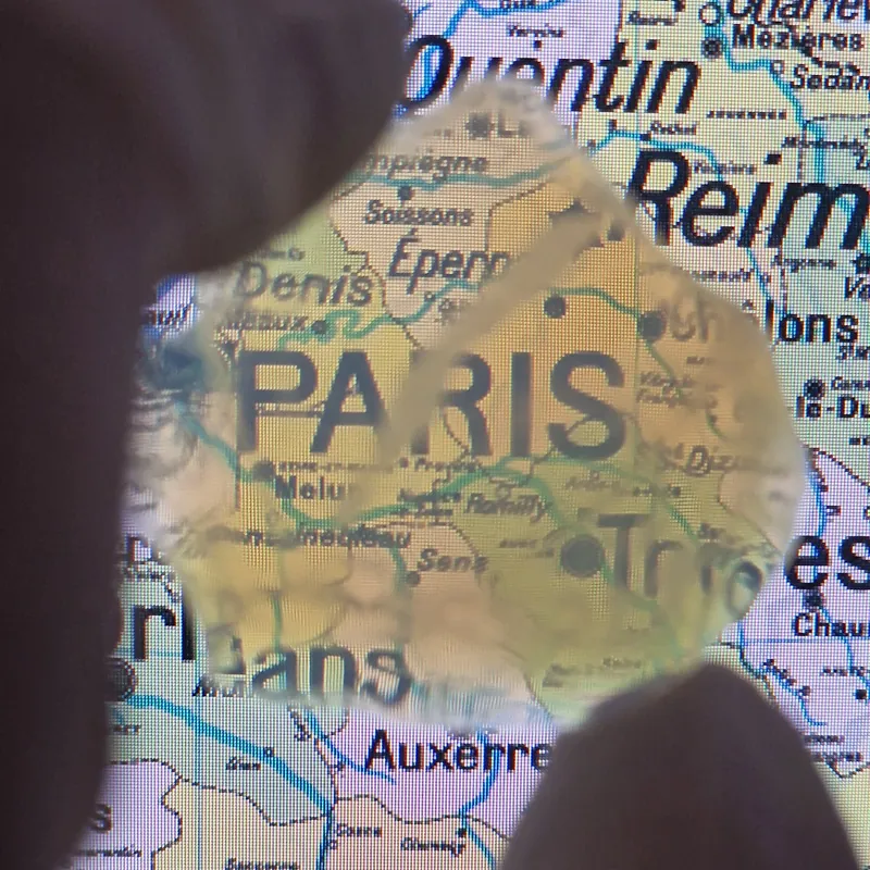 Carte de France lisible à travers un morceau d’aérogel de silice