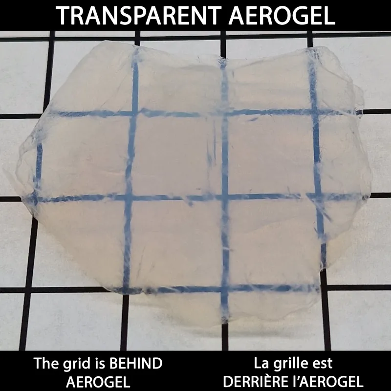 Grande plaque d’aérogel de silice translucide sur une grille, test de transparence